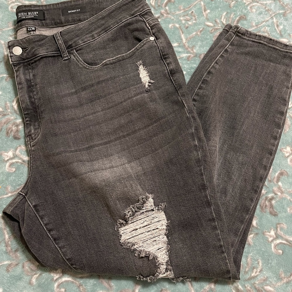 EUC 22W grey distressed Judy Blue jeans